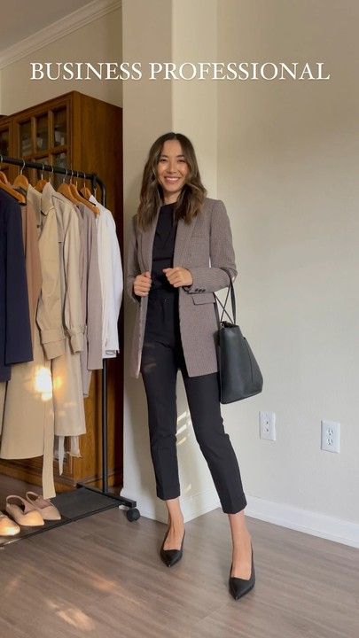 Women Attorney Outfits, Court Clerk Attire, Law Clerk Outfit Work Wear, Legal Assistant Outfit Work Attire, Architect Outfit Women, Attorney Style, Formal Business Attire Women, Court Outfit Women, Italian Wear