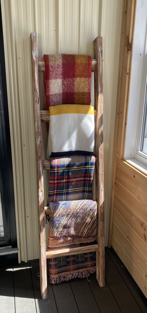 DIY Blanket Ladder Blanket Ladder Aesthetic, Ladder With Blankets, Old Ladders Repurposed, Blanket Display Ideas, Blanket Organization, Throw Blanket Storage, Ladder Blanket Holder, Creek Design, Blanket Holder