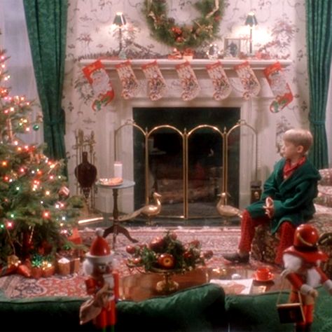 Here’s what the 'Home Alone' house would look like now Celebrity Christmas Decor, Home Alone Christmas Astethic, Home Alone Interior, Home Alone Movie Astethic, Home Alone House Interior, Home Alone Scenes, Home Alone Background, The Holiday Movie Aesthetic, Christmas Home Decoration