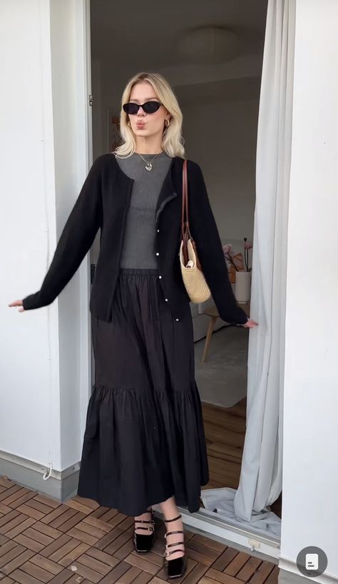 linda.szaa Dress Styles Women Hijab, Vienna Fall Fashion, Business Casual Midi Skirt, Modest Outfits Work, Business Casual Long Skirt, Teacher Outfits Formal, Modest Vest Outfits, Modest Women Outfits, Modest Outfit Ideas Summer