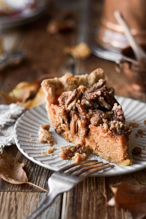 Pecan praline pumpkin pie is the best combination of nutty pecan pie and creamy pumpkin pie, in one delicious dessert. Praline Pumpkin Pie, Praline Pie, Pumpkin Praline, Pecan Pumpkin, Flaky Pie Crust Recipe, Sweet Potato Pecan, Thanksgiving Desserts Table, High Altitude Baking, Pie Dough Recipe