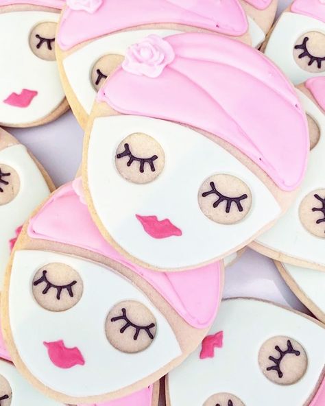 Natural Beauty & Skincare on Instagram: “It's #maskmonday and we're obsessed with these adorable spa-themed cookies! . Tag a friend who would totally get these 💋 📷:…” Facial Cookies Decorated, Spa Party Cupcakes, Spa Themed Cookies, Esthetician Cookies, Spa Cookies Decorated, Beauty Cookies, Spa Cupcakes, Spa Cookies, Spa Cake