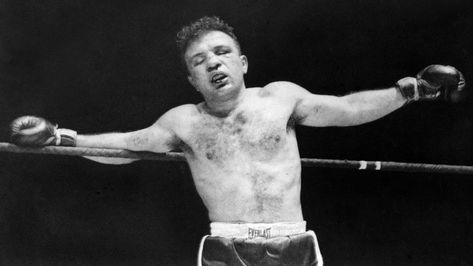 Jake LaMotta was Sugar Ray Robinson's bloody Valentine 65 years ago in a savage world middleweight title fight, considered one of the most famous bouts in boxing history. Jake Lamotta, Sugar Ray Robinson, Boxing Images, Boxing History, Savage Worlds, Ultimate Fighter, Self Defense Techniques, Raging Bull, Wayne Rooney