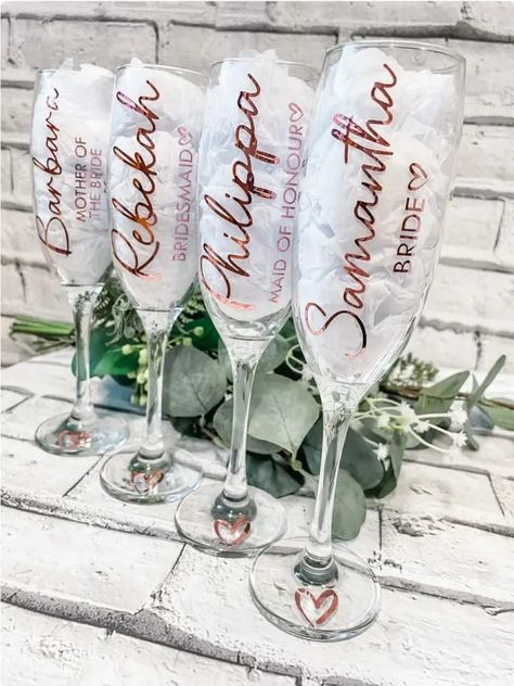 Bridesmaids Glasses Wine, Bridal Glasses Champagne Flutes, Wine Glasses Wedding Decor, Bridal Champagne Glasses, Bachelorette Glasses Diy, Bridal Party Diy Gifts, Champagne Glasses For Wedding, Cricut Champagne Flutes, Wedding Party Glasses