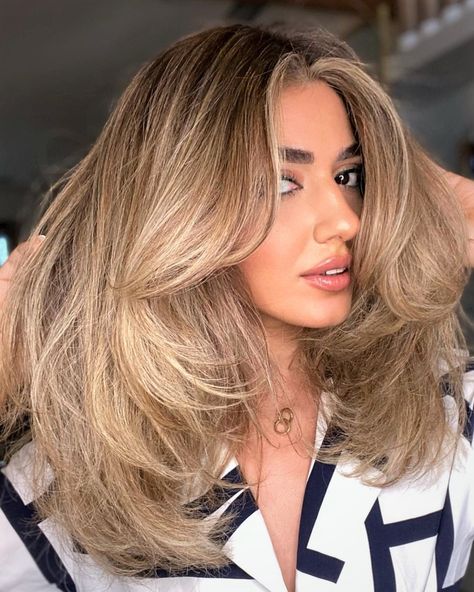 Voluminous Medium Haircut, Layered Thick Hair, Layered Haircuts For Women, Layered Haircuts With Bangs, Medium Layered Haircuts, Hair Adviser, Blonde Hair Color Ideas, Light Blonde Hair, Hairstyles For Layered Hair