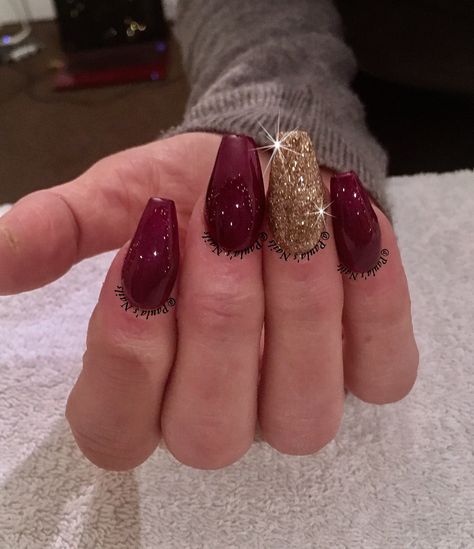 Dark purple red nails with gold glitter Dark Red Nails With Gold Glitter, Dark Red Nails With Gold, Red Nails With Gold Glitter, Red Nails With Gold, Holographic Nails Acrylic, Nails With Gold Glitter, Quinceñera Ideas, Hoco Nails, Red And Gold Nails