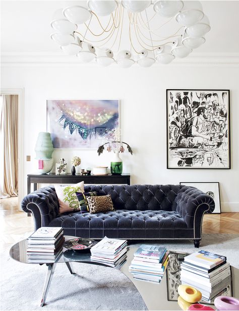 Parisian living room decor // that velvet navy tufted sofa! Sofa Santai, Paris Apartments, French Interior, Decor Minimalist, A Living Room, Home Fashion, Elle Decor, Living Room Inspiration, Interior Design Inspiration