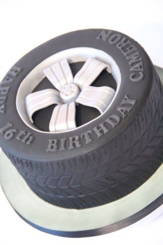 Tire birthday cake https://www.facebook.com/CakeAddict/ Pastel Trailer, Tire Birthday Cake, Fondant Frog, Lightning Mcqueen Birthday Cake, Motorbike Cake, Tire Cake, Diy Cakes, Wheel Cake, Cars Birthday Cake