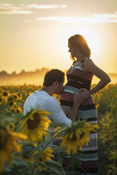 Sunflower Maturity Photoshoot, Maternity Pictures In Sunflower Field, Maternity Photo Shoot Ideas Sunflowers, Sun Flower Maternity Shoot, Sunflower Photoshoot Maternity, Maternity Shoot Sunflower Field, Sunflower Pregnancy Photoshoot, Maternity Photos Sunflower Field, Sunflower Pregnancy Photos