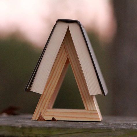 Book Holder Diy, Triangle Book Holder, Diy Book Stand, Rustic Boy Nursery, Book Holder Stand, Wooden Book Stand, Rustic Nursery, Woodworking Magazine, Book Holder