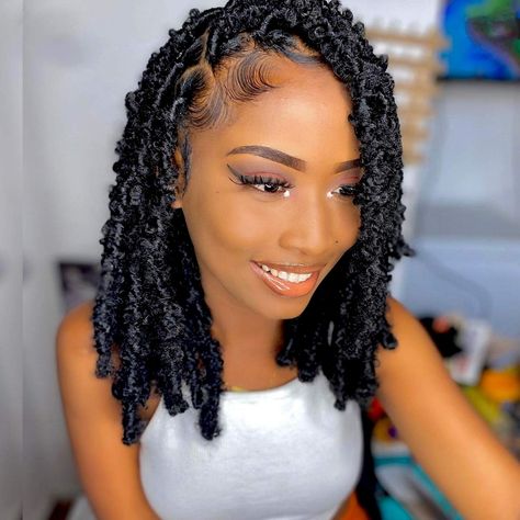 Butterfly Locs Check more at https://ekpics.com/75115-butterfly-locs Butterfly Loc Bob Styles, Faux Locs Bob Hairstyles, Pink Locs, Hairstyles Locs, Distressed Locs, New Long Hairstyles, Twist Short, Crochet Braids Twist, Bohemian Pictures