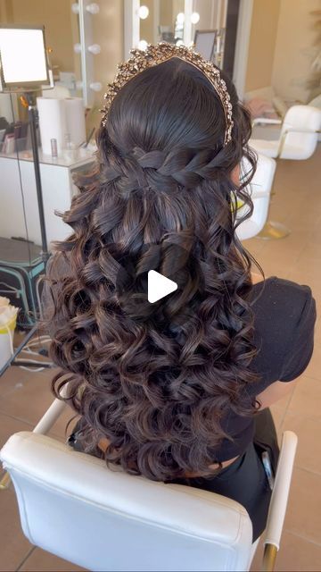 Kira Arvizu on Instagram: "Quinceanera half up half down 💗" Hairstyles For Medium Length Hair Quince, Quinceanera Hairstyles Front And Back, Half Up Quince Hairstyles, Hairstyles For Quinceanera Mom, Quinceanera Half Up Half Down Hairstyles, Quince Hair With Crown, Crown Hairstyles Tiaras, Quince Half Up Half Down Hairstyles, Hairstyles For Crowns