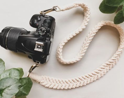 Macrame Camera Strap Diy, Macrame Product Photography, Crochet Camera Strap, Macrame Bag Strap, Macrame Camera Strap, Macrame Strap, Boho Photography, Macrame Accessories, Hantverk Diy