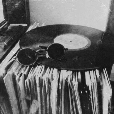 CD - Black Aesthetic Tumblr Grunge Post Hipster Aesthetic, Photowall Ideas, Hipster Grunge, Sanya, Foto Vintage, Music Aesthetic, Grunge Photography, Record Player, Retro Aesthetic