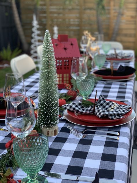 Black And White Buffalo Plaid Christmas Table, Christmas Table Settings Red And White With Black Buffalo Plaid, Black And White Gingham Christmas Decor, Red And Black Checkered Christmas Table Decor, Christmas Dinner Themes, Black Chritmas Tablecloth, Napkins Folding, Buffalo Christmas, Christmas Table Decorations Centerpiece