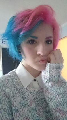 Pink & blue hair Split Dye Pixie Cut, Universal Hairstyles, Dyed Pixie Cut, Dyed Hairstyles, Blue And Pink Hair, Half And Half Hair, Hair Rainbow, Split Dye, Scene Style