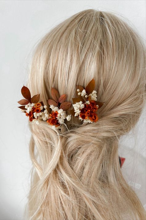 Dried flower hair pins for fall autumn wedding theme. Rust Terracotta Wedding, Autumn Wedding Theme, Autumn Wedding Hair, Wedding Accessories For Bride, Fall Wedding Hairstyles, Dried Flowers Wedding, Flower Hair Pins, Wedding Themes Fall, Hair Accessories Boho