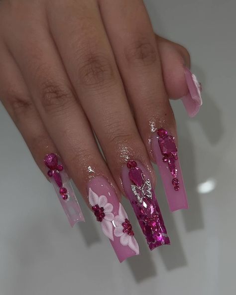 ig: nailsbyzairaa Hot Pink Silver Nails, Magenta Nail Ideas, Pink Quince Nails, Pink Silver Nails, Magenta Nails, Xv Ideas, Quince Nails, Bella Nails, Pink Quince