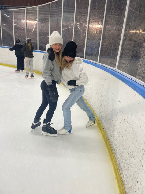 Indoor Ice Skating Outfit With Friends, What To Wear Ice Skating With Friends, Outfit Schlittschuhlaufen, Outfit Ideas For Ice Skating, Ice Skating Aesthetic Outfit, Ice Skating With Friends, Ice Skating Outfit Casual, Skate Aesthetic Outfits, Skating With Friends