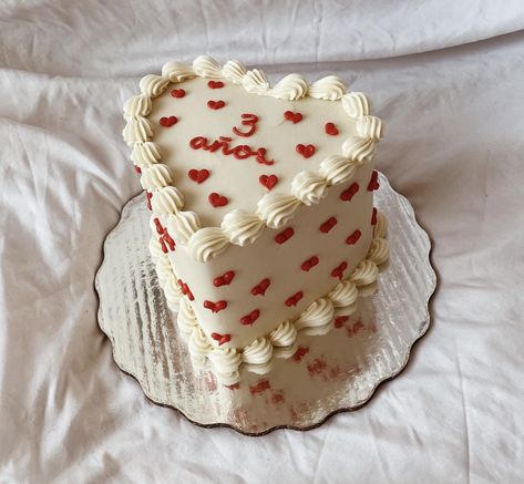 Small Wedding Anniversary Cake, Heart Shaped Smash Cake, Small Heart Shaped Cakes, Heart Shaped Anniversary Cakes, Anniversary Mini Cake Ideas, Fall Anniversary Cake, Coquette Heart Cake, Love Heart Cakes, Valentines Cake Aesthetic