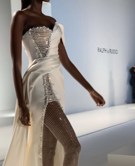 M. on Twitter: "RALPH & RUSSO S/S 2020.… " Bodycon Wedding Dress, Ralph Russo Couture, 90s Runway Fashion, Ralph Russo, فستان سهرة, Gala Dresses, Couture Gowns, Glam Dresses, Luxury Dress