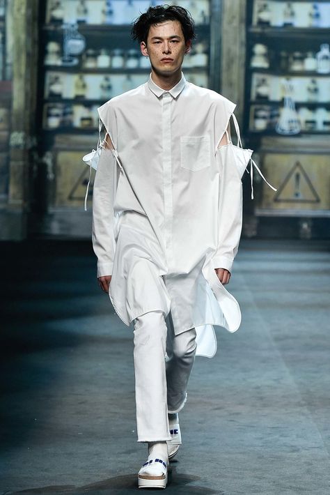 Steve J & Yoni P Seoul Fall 2015 Fashion Show Collection Deconstruction Fashion, Fall 2015 Style, Seoul Fashion Week, Seoul Fashion, Tailored Shirts, 2015 Fashion, Fashion Show Collection, Fall 2015, White Fashion