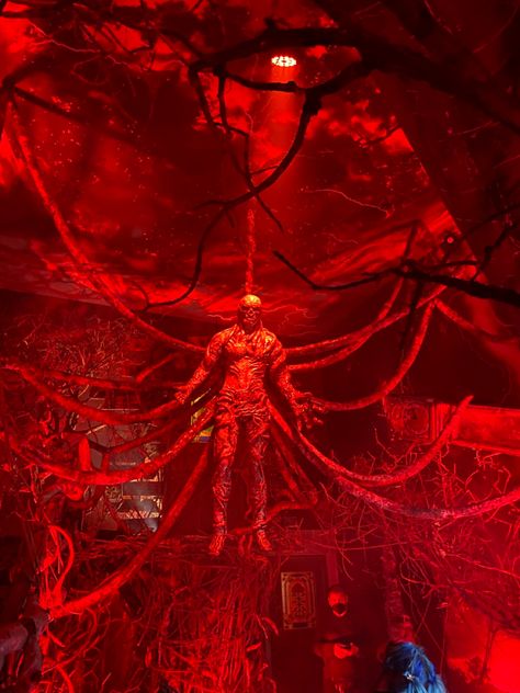 Vecna Stranger things #strangerfest #strangerthings #vecna #netflixseries Vacnastranger Things, Vecna House, Diy Vecna Prop, Decoracion Stranger Things, Stranger Things House, Stranger Things Decoracion, Stranger Things Vines, Max Stranger Things Halloween Decoration, Stranger Things Decor