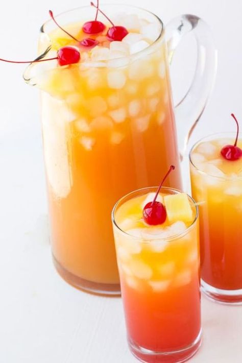 Pineapple Rum Drinks, Pineapple Rum Punch, Girls Night Drinks, Rum Drinks Recipes, Rum Punch Recipes, 15 Girls, Rum Cocktail Recipes, Pineapple Drinks, Raspberry Vodka