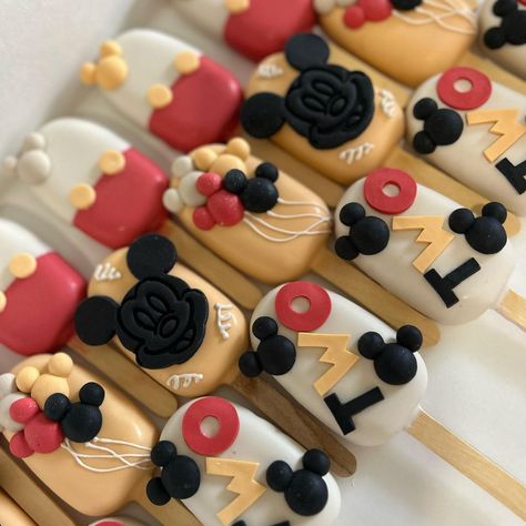 These came out sooo cute Love the Color Combo 🤍 #Cakesicles #chocolatecoveredtreats #MickeyInspired #two #Birthday #Desserts #WestCovina … | Instagram Mickey Mouse Cakecicles, Mickey Mouse Sweets, Minnie Mouse Oreo Pops, Mickey Cakesicles, Minnie Mouse Cakesicles, Strawberry Cakesicles, Mickey Mouse Cakesicles, Cakesicles Ideas For Birthday, Birthday Cakesicles