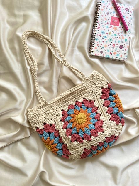 Boho chic crocheted floral tote bag. Hand knitted with cotton yarn. Perfect for everyday Bohemian Style Bag, Knitting & Crochet Tools, Crochet Quilt, Handbag Pattern, Crochet Tote Bag, Floral Bags, Colorful Bags, Bag Summer, Crochet Items