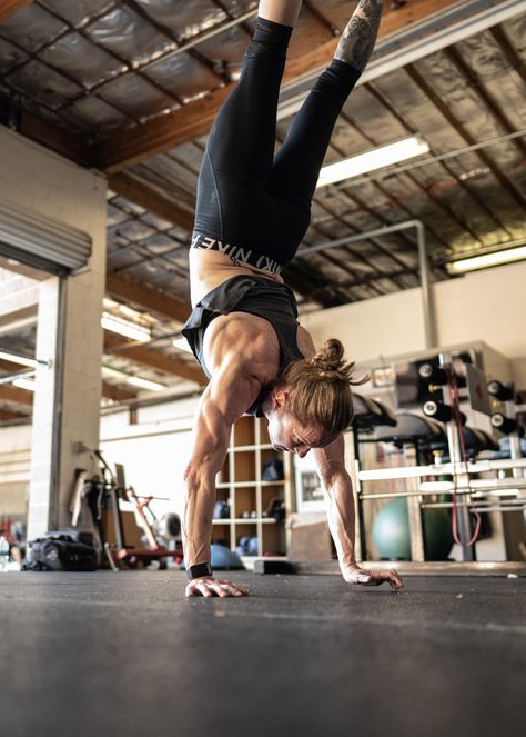 Crossfit Moves, Open Crossfit, Crossfit Competition, Handstand Hold, Sports Model, Crossfit Chicks, Fraser Crossfit, Hand Stand, Crossfit Games