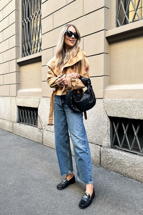 Jeans Outfit Night Out, Jeans Outfit Dressy, Trench Outfit, Outfits Juvenil, Wide Leg Jeans Outfit, Cropped Trench Coat, Short Trench Coat, Trench Coat Outfit, Jeans Outfit Casual