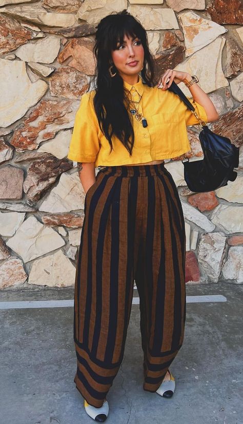 Casual Spanish Outfit, Chinos Outfits For Women, Mustard Yellow Outfit Aesthetic, Sporty Boho Outfits, Boho Grandma Style, Feminine And Masculine Outfits, Brunch Outfit With Jeans, Rustic Casual Outfits, Plaid Wide Leg Pants Outfit