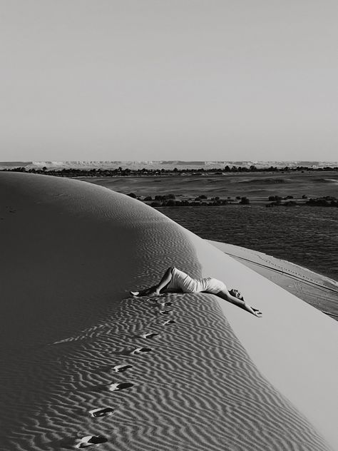 Scary Desert, Herb Ritts, Desert Photography, Photo Idea, Music Video, Egypt, Music Videos, It Cast, Music