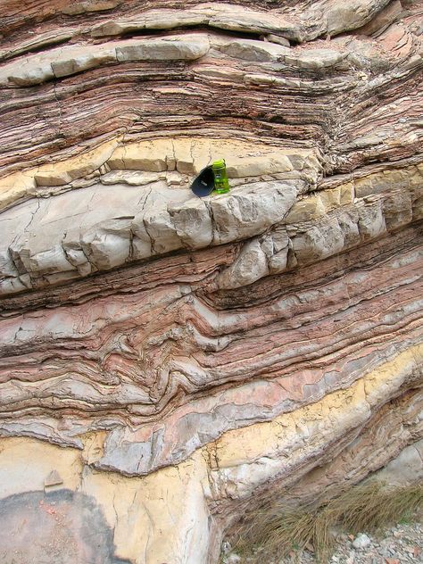 TX: flic.kr/p/666sti | A small reverse fault at Ernst Tinaja, Brewster, TX.  This fault shows two interesting things.  The first is the difference between the brittle (the fractured upper beds) and the ductile (the folded lower beds) response of different rock layers to the same stress.  The second is that the feature is compressive, indicating that it is most likey a Laramide structure (ie. Rocky Mountains) and not a later Basin and Range extensional structure. Structural Geology, Rock Layers, Earth Layers, Rock Textures, Natural Structures, Geology Rocks, Moon Photography, Ancient Mysteries, Earth From Space