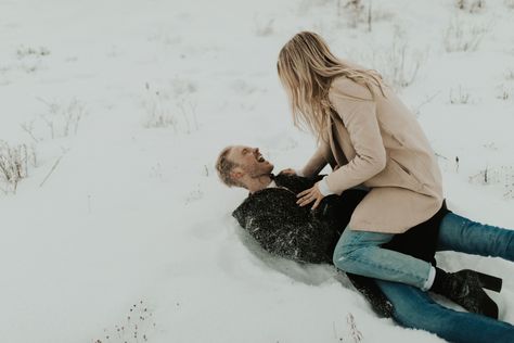 Cute winter couple's engagement session and snow fight by Liv Hettinga Photography in Canmore, Canada #photography #couple #love #snow #engaged Engagement Photos Ideas Winter, Snowy Engagement Photos, Winter Engagement Photos Outfits, Mountain Couple, Engagement Photos Ideas, Canmore Alberta, Engagement Images, Wood Photography, Mountain Engagement Photos