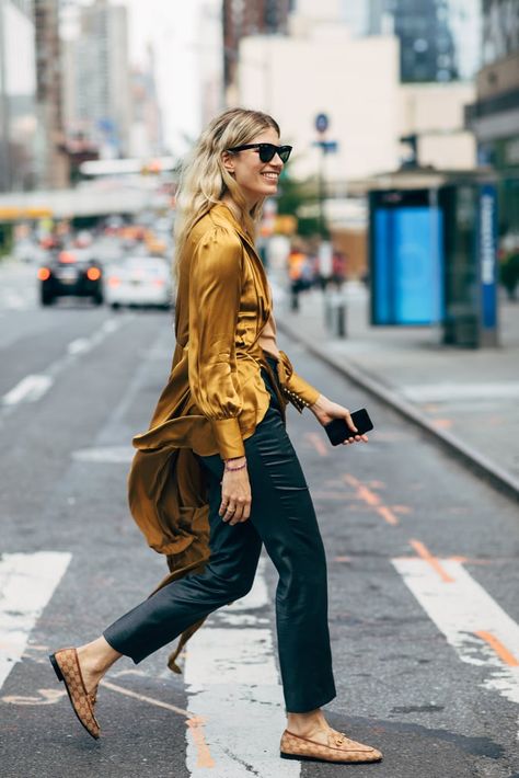 How To Style Loafers Women, Outfits With Loafers, Loafers Street Style, Veronika Heilbrunner, Fashion New York, 2020 Street Style, Loafers Outfit, Reportage Photography, New York Fashion Week Street Style