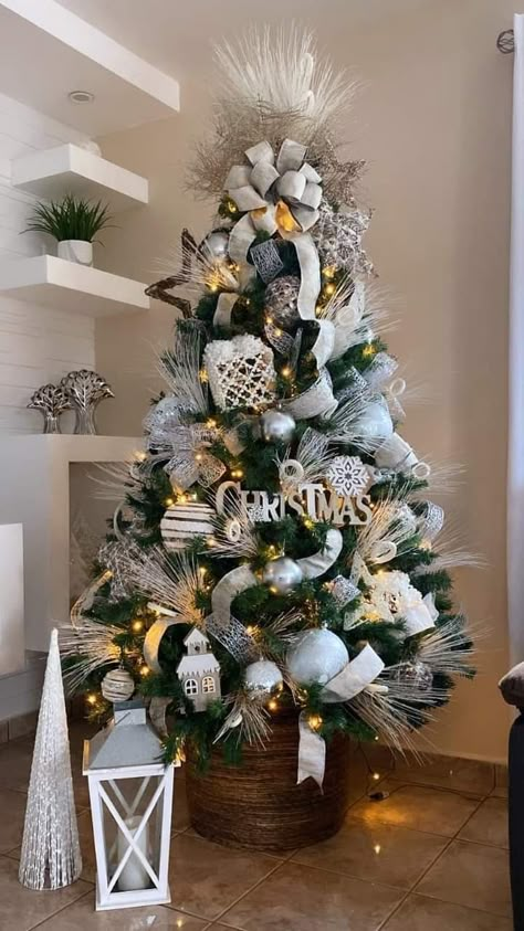 Christmas Contests, Floral Christmas Tree, Christmas Tree Decorating Ideas, Boring People, Decorating Ideas Christmas, Tree Decorating Ideas, Small Christmas Tree, Christmas Prep, Cozy Christmas Decor