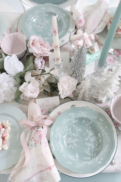 Southern Belle Birthday Party, Winter Candyland, Winter Wonderland Tablescape, Winter Tea Party, Born On Fifth, Christmas Bridal Showers, Winter Baby Shower Themes, Winter Tablescapes, Pink Party Decorations