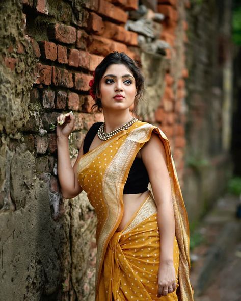 Super Stylish Ladies in Saree! Poses For Photoshoot, Photoshoot Female, Saree Poses, Modern Saree, 사진 촬영 포즈, Indian Photoshoot, Saree Photoshoot, Standing Poses, Saree Models