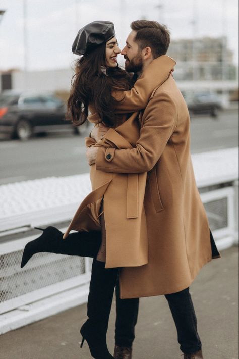 Paris Winter Couple Photoshoot, Couples Winter Photoshoot Ideas, Paris Photoshoot Ideas Couples, Winter Couple Shoot, Paris Men Outfit, Couple Poses Winter, Winter Couple Pictures, Couples Candid Photography, Photoshoot London