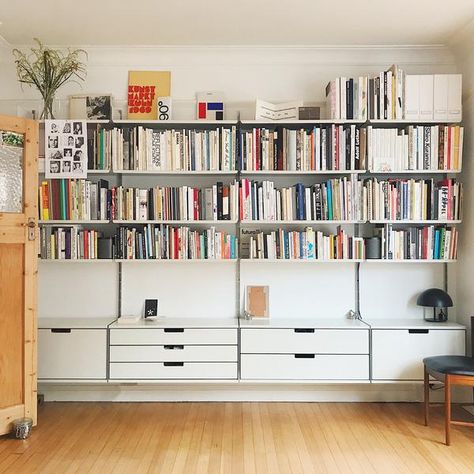 Vitsoe Desk, Dieter Rams Design, Nyc Apartment, Home Library, Built Ins, 인테리어 디자인, Interior Architecture Design, Bedroom Wall, Colorful Interiors