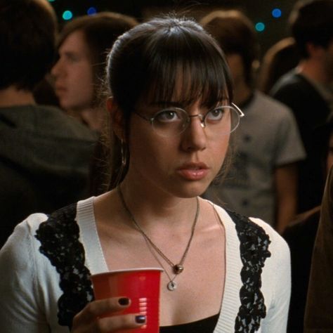 Aubrey Plaza - Julie Powers Aubrey Plaza Scott Pilgrim, Julie Powers, Sayaka Maizono, Scott Pilgrim Vs The World, Scott Pilgrim Vs. The World, Costume Inspo, Aubrey Plaza, Vs The World, Monster University