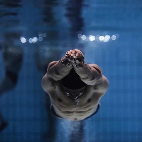 Swim.com on Instagram: “Flow through the water and closer to where you want to be 💧 The underwater world is where you can be one with yourself 💙 📸: @natacionfacil…” Swimming Photos, Swimming Motivation, Swimming Pictures, Underwater Portrait, Pool Poses, Swimmers Life, Black And White People, Sports Aesthetic, Keep Swimming