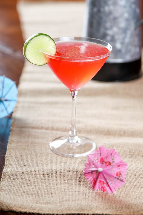 Raspberry Daiquiri, Daiquiri Cocktail, Daiquiri Recipe, Fun Drinks Alcohol, Refreshing Cocktail, Dessert Dips, Easy Drinks, Buzzfeed Food, Refreshing Cocktails