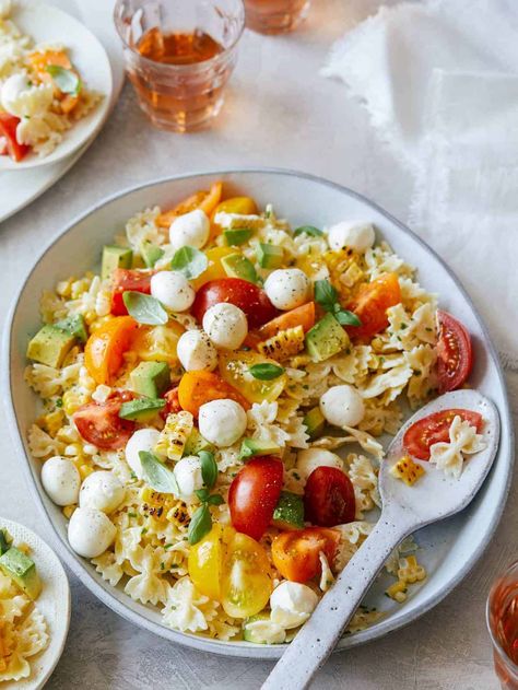 Loaded Farfalle Pasta Salad Farfalle Pasta Salad, Light Pasta Recipes, Farfalle Recipes, Refreshing Salads, Spoon Fork Bacon, Salad Spoon, Light Pasta, Best Salad, Farfalle Pasta