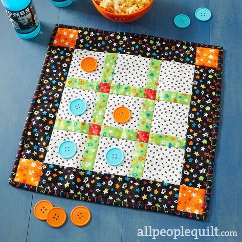 Fabric Board Games, Quilted Game Boards, Board Game Quilt, Sewing Games, Fabric Memory Game Diy, Quilt Games, Quilted Checker Board Game Pattern, Diy Tic Tac Toe Game, Quilted Checker Board Game