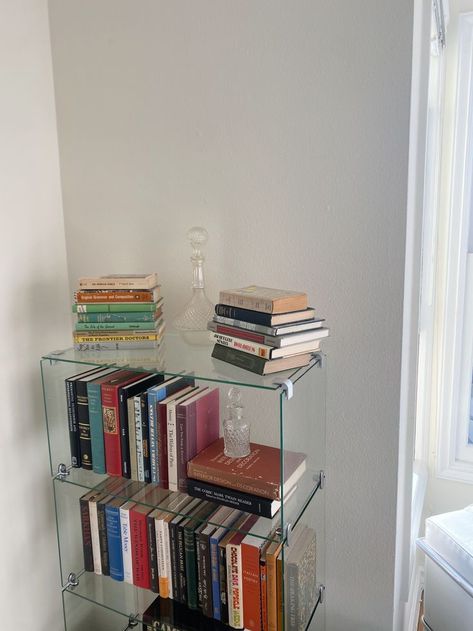 Small Modern Bookshelf, Clear Book Shelf, Post Modern Bookshelf, Glass Bookshelf Styling, Minimalism Bookshelf, Aesthetic Bookshelf Bedroom, Aesthetic Bookshelves Bedroom, Tiny Bookshelf, Book Shelf Modern