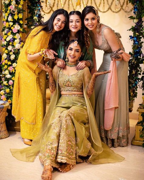 Bridesmaid Photoshoot Indian, Mehendi Photography Bridal, Dress For Bride Sister, Mehendi Photoshoot, Mehendi Look, Mehendi Photography, Bridesmaid Poses, Bride Friend, Mehendi Outfit