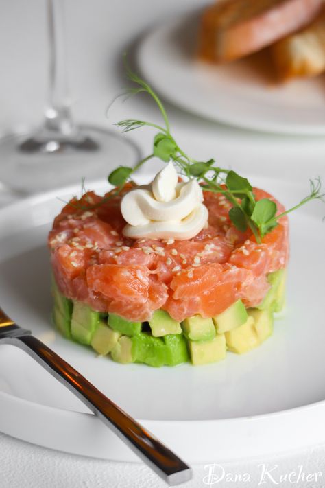 tartare with salmon and avocado Salmon Tartare Avocado, Yacht Food, Salmon And Avocado, Christmas Diner, Salmon Tartare, Mini Appetizers, Salmon Avocado, Bon Appetite, Asian Dishes